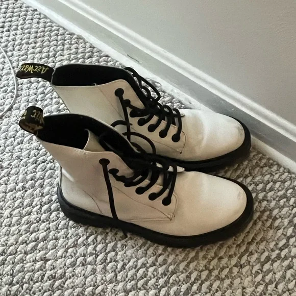Dr Martens Lace Up Boots White and Black - Picture 2 of 6